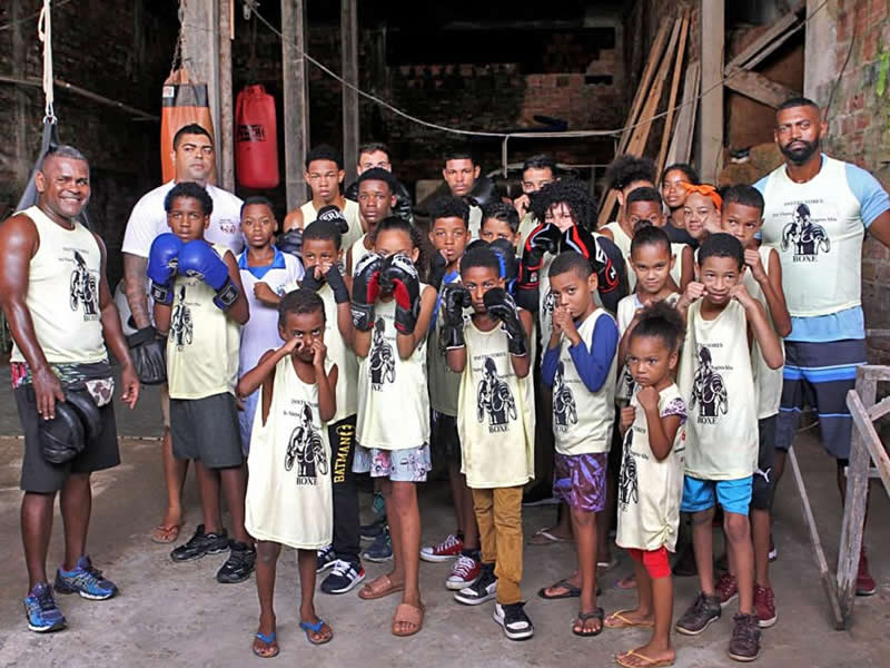 Aulas de boxe apresentam esporte e inclusão social no Lobato