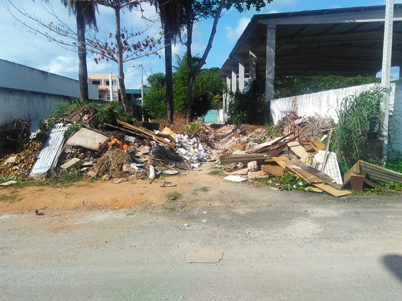Lixo e entulho disputam espaço entre creche e escola no bairro de Paripe