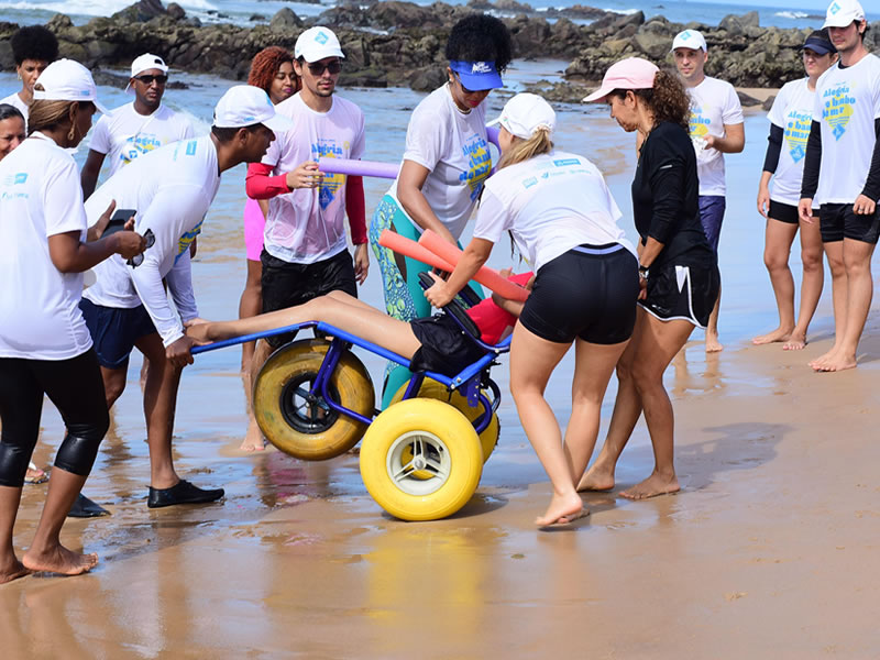 Banho de mar assistido possibilita inclusão para pessoas com deficiência em Salvador