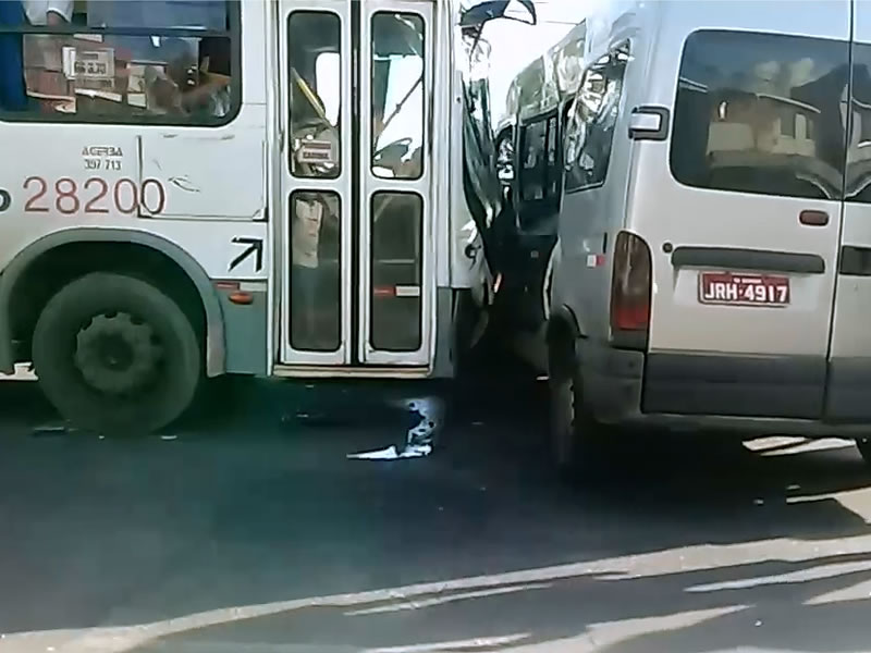 Acidente entre ônibus e van deixa feridos na Av. Suburbana