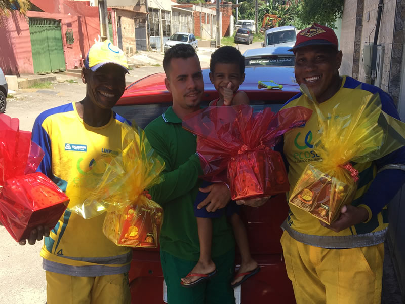 Agentes de limpeza ganham presente de criança de 3 anos no Natal em Paripe