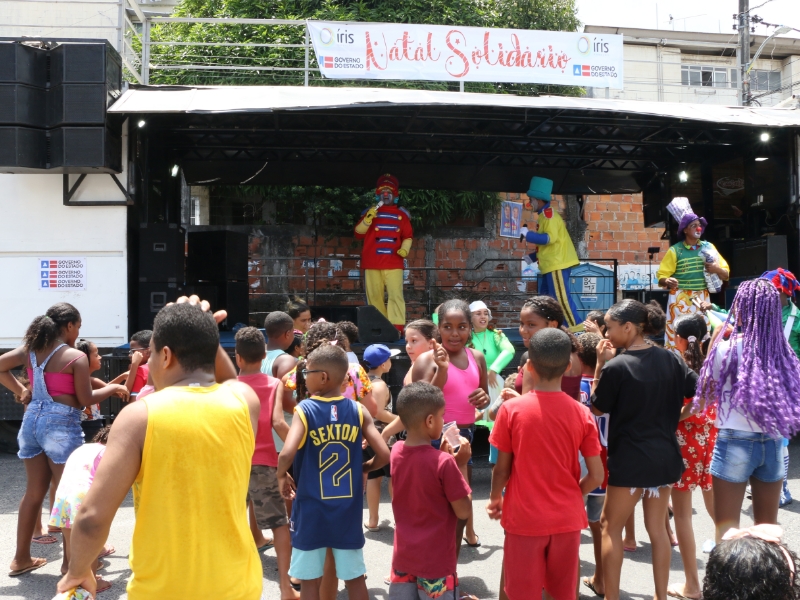 Natal Solidário entrega brinquedos em Vista Alegre