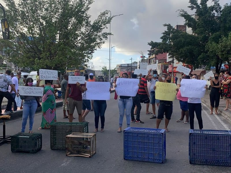 Moradores e comerciantes de Plataforma fecham avenida em protesto contra restrições no bairro
