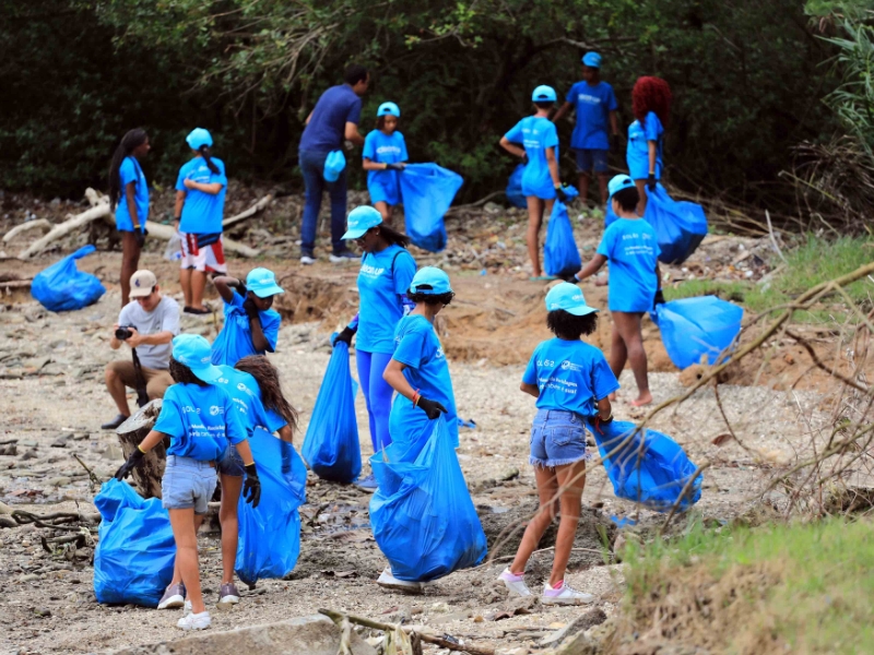 Prefeitura promove mutirão de limpeza com crianças em praia no Subúrbio