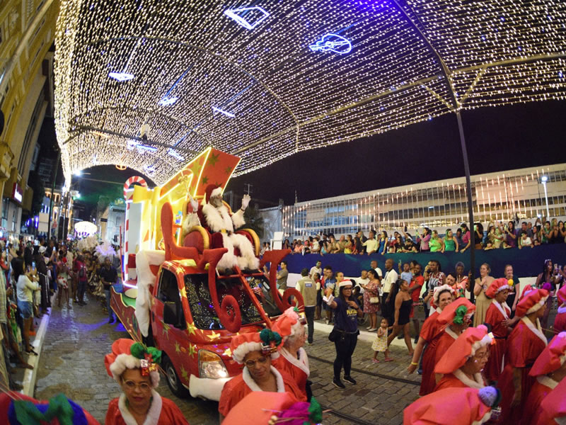 Natal de Salvador tem desfile, Casa de Papai Noel e shows de Thiago Arancam e Fat Family