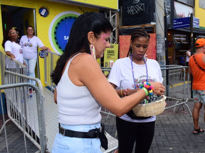 Foliões podem retirar preservativos e fazer testes de ISTs gratuitamente nos circuitos do Carnaval de Salvador
