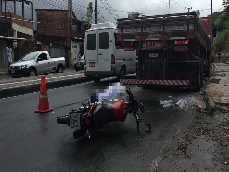 Acidente envolvendo moto e caminhão deixa uma pessoa morta na Avenida Suburbana