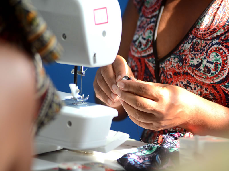 Mulheres de Paripe aprendem costura como recurso para transformação social