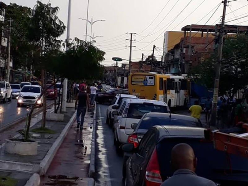 Acidente com ônibus e carro deixa trânsito congestionado na Av. Suburbana