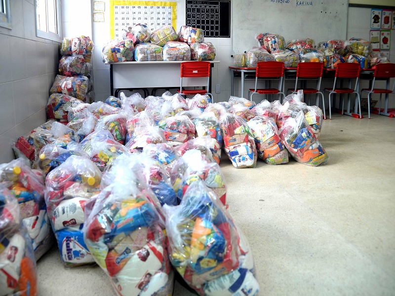 Distribuição de cestas básicas para estudantes prossegue em setembro
