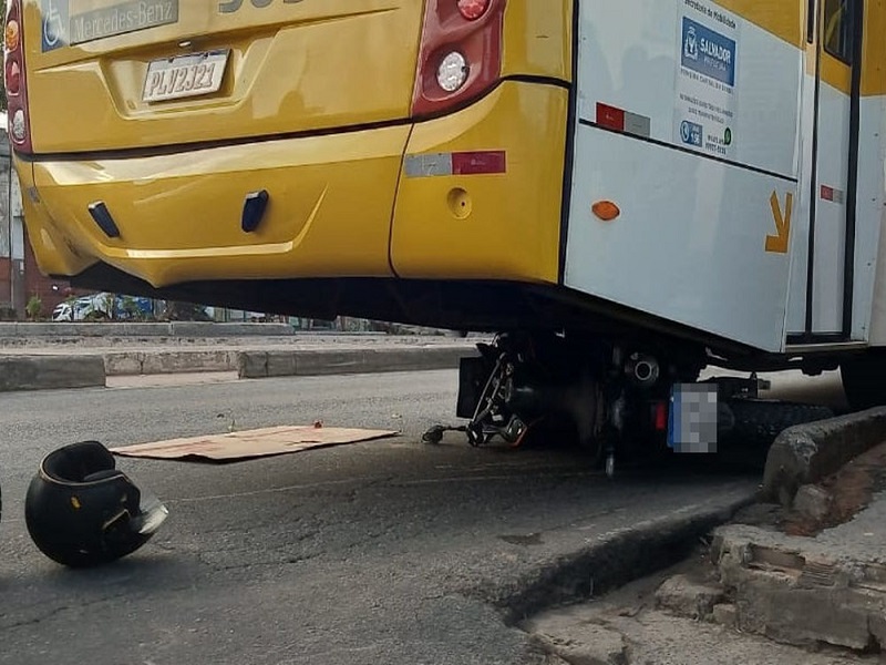 Moto para embaixo de ônibus após batida na Suburbana