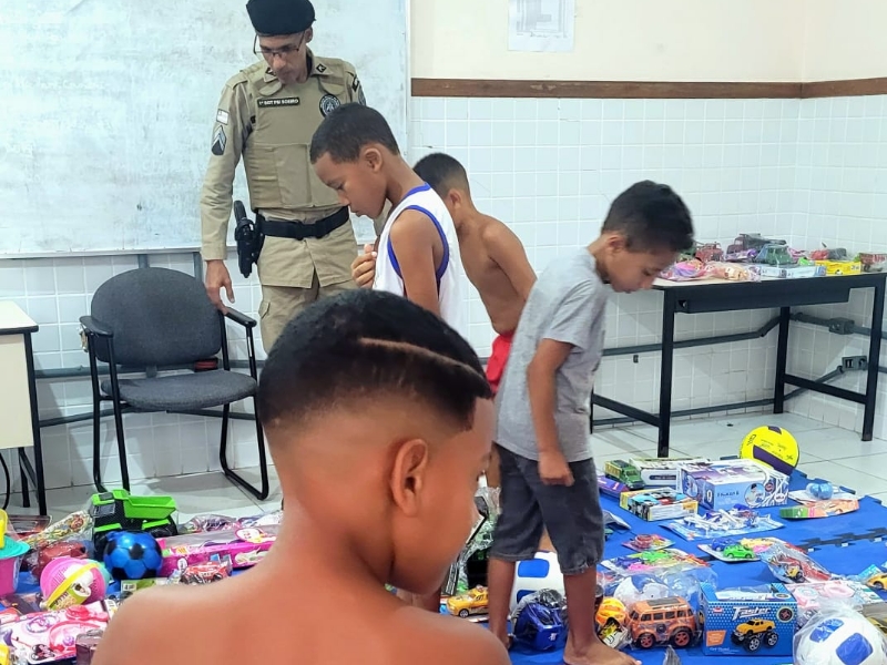 Polícia Militar distribui brinquedos em ação de Natal no bairro de Rio Sena