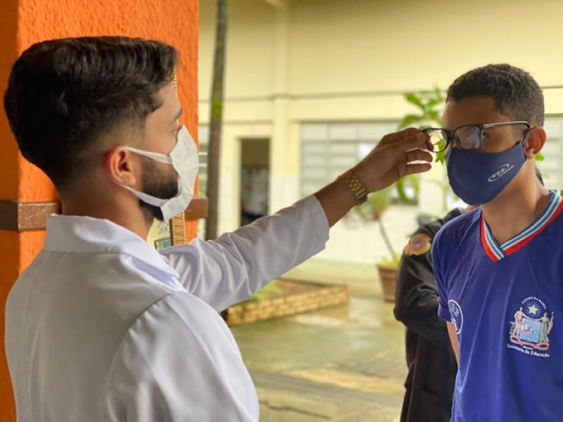 Secretaria da Educação realiza exames de vista com doação de óculos em Paripe
