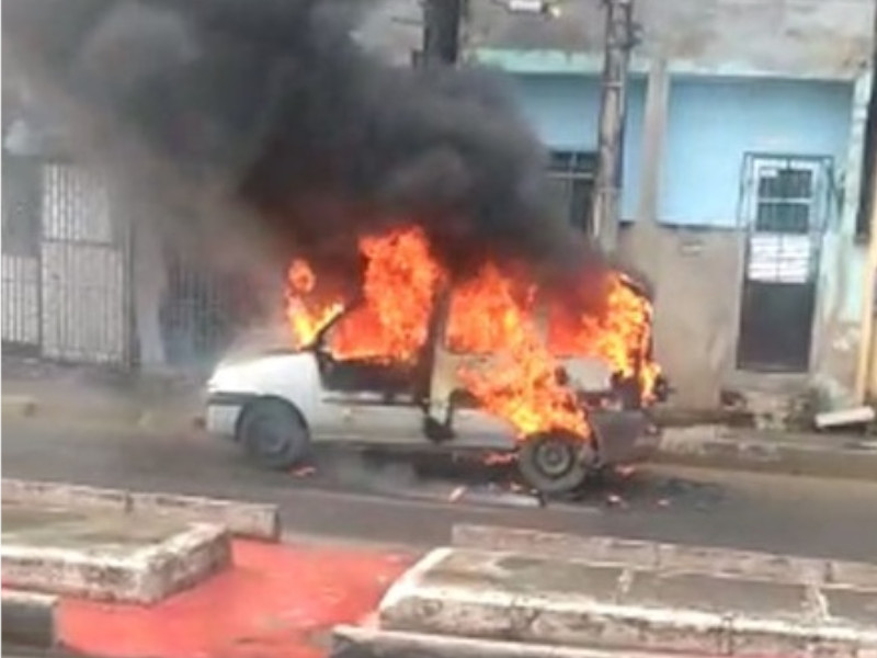 Carro pega fogo e fica destruído na Avenida Suburbana