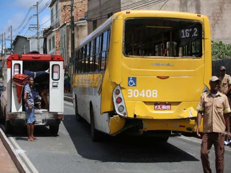 Colisão com três ônibus deixa feridos na avenida Suburbana