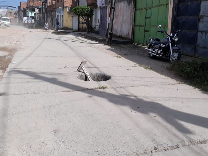 Buracos colocam em risco aos transeuntes da rua Paraguai