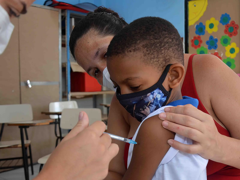 Vacinação infantil contra Covid-19 segue nas escolas de Salvador nesta terça (22)