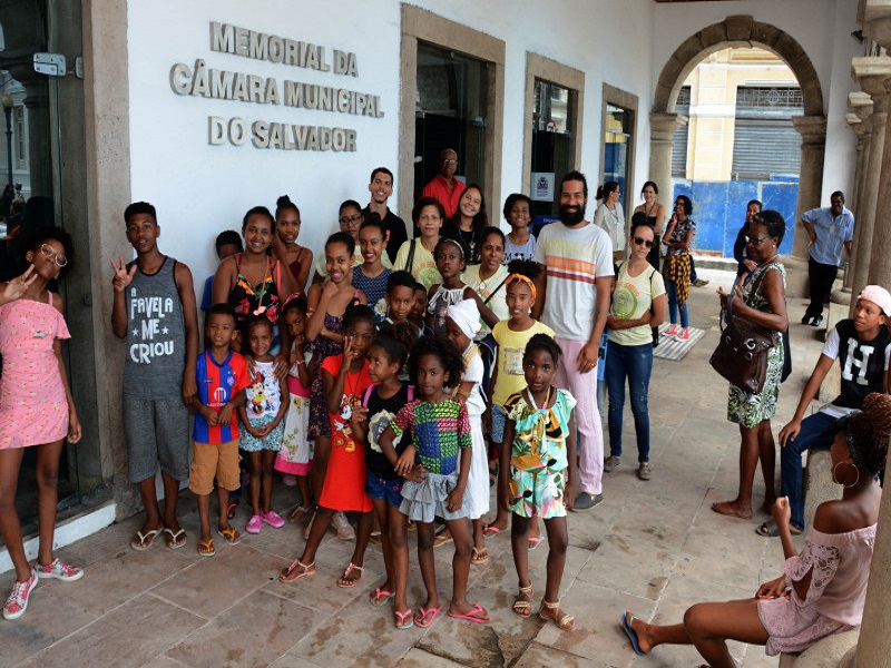 Crianças do Projeto Estação Subúrbio conhecem a Câmara de Salvador