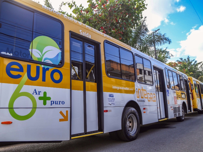 Prefeitura entrega 20 novos ônibus com ar-condicionado