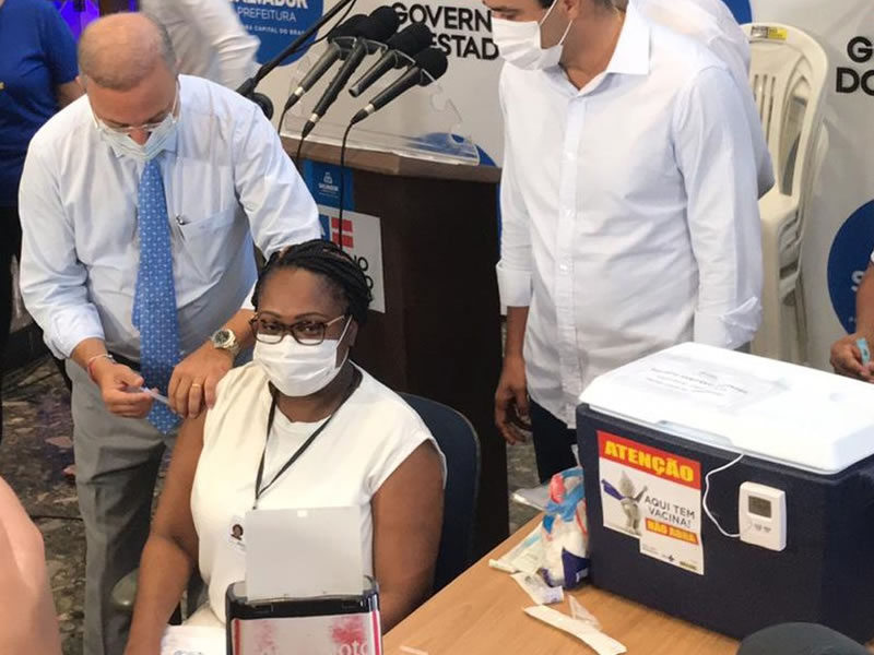Enfermeira é a primeira pessoa a receber a vacina contra a Covid-19 na Bahia