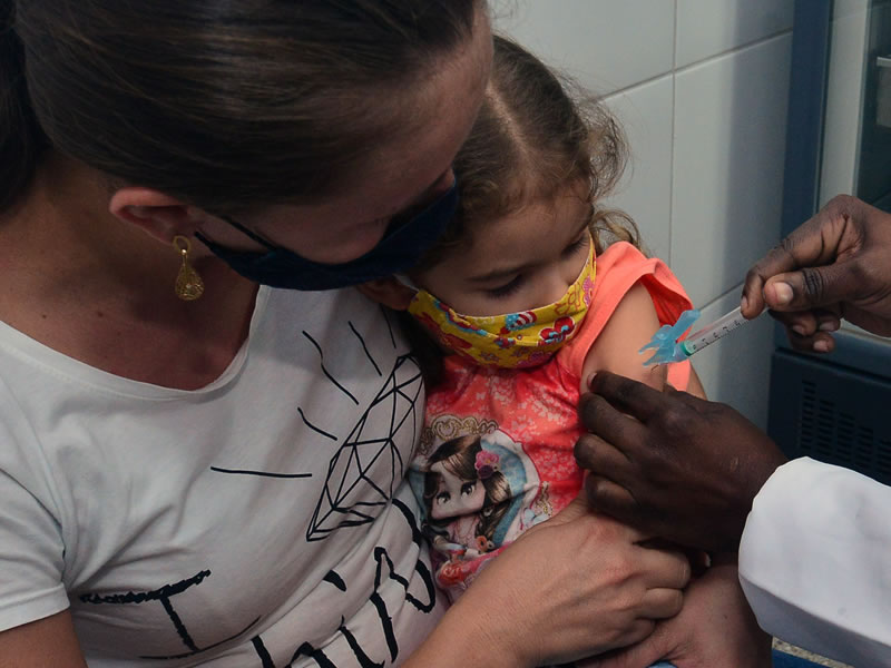Crianças de 3 a 5 anos são vacinadas contra Covid-19 em Salvador