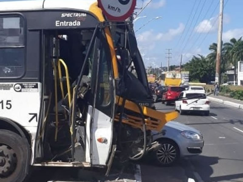 Micro-ônibus bate em três veículos e em poste no Lobato