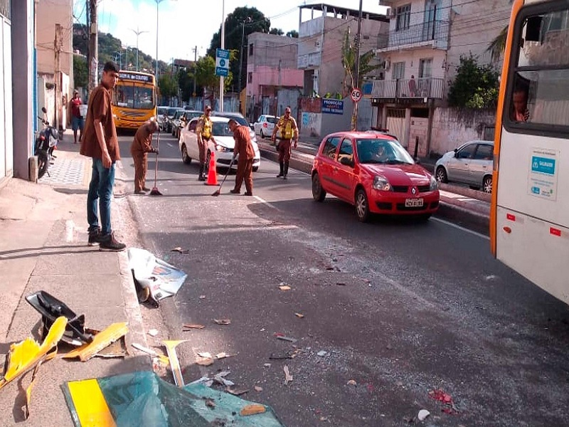 Batida entre dois ônibus deixa feridos na Avenida Suburbana