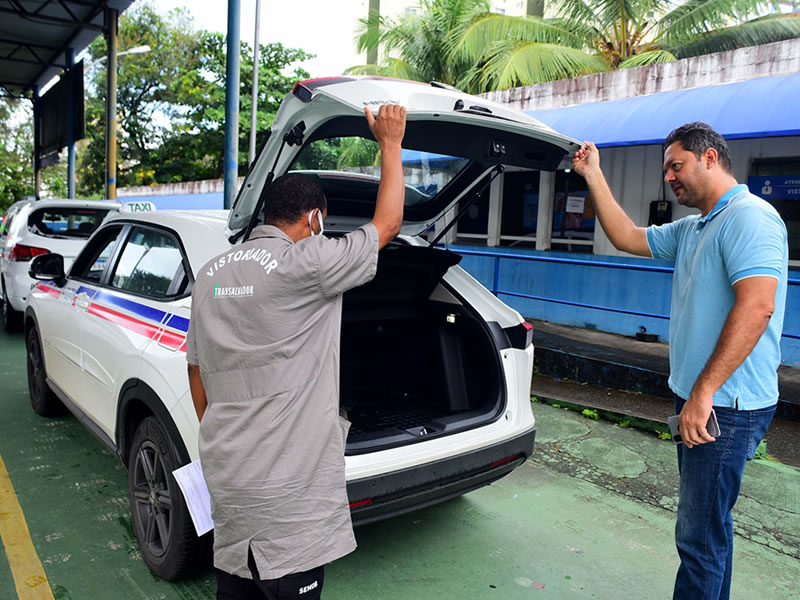 Taxistas de Salvador já podem renovar alvará de circulação dos veículos