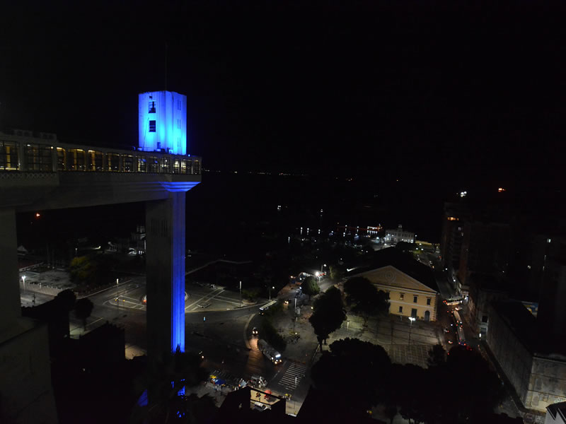 Elevador Lacerda fica iluminado em adesão ao Novembro Azul