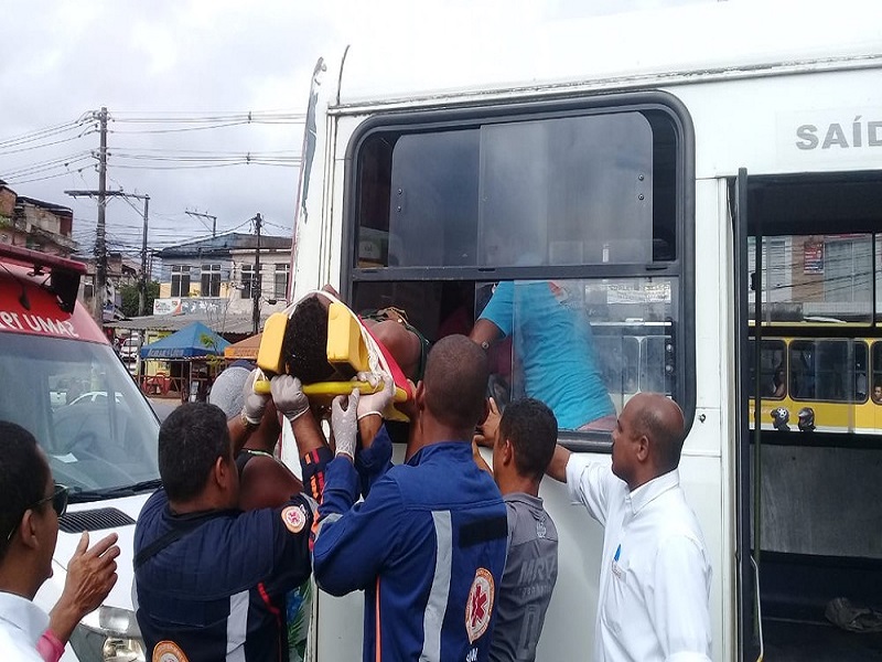 Passageiros ficam feridos após ônibus passar com velocidade por quebra-molas na Av. Suburbana