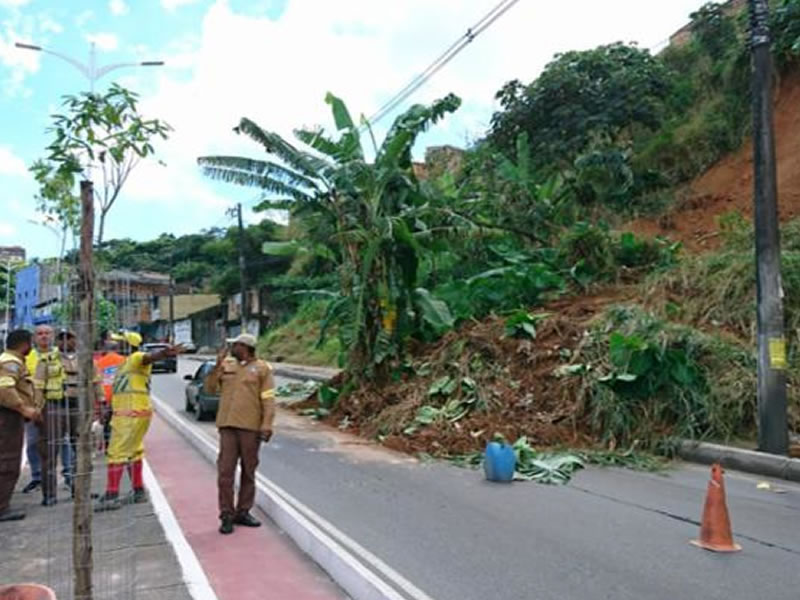Deslizamento de terra obriga moradores a abandonarem casas na Suburbana