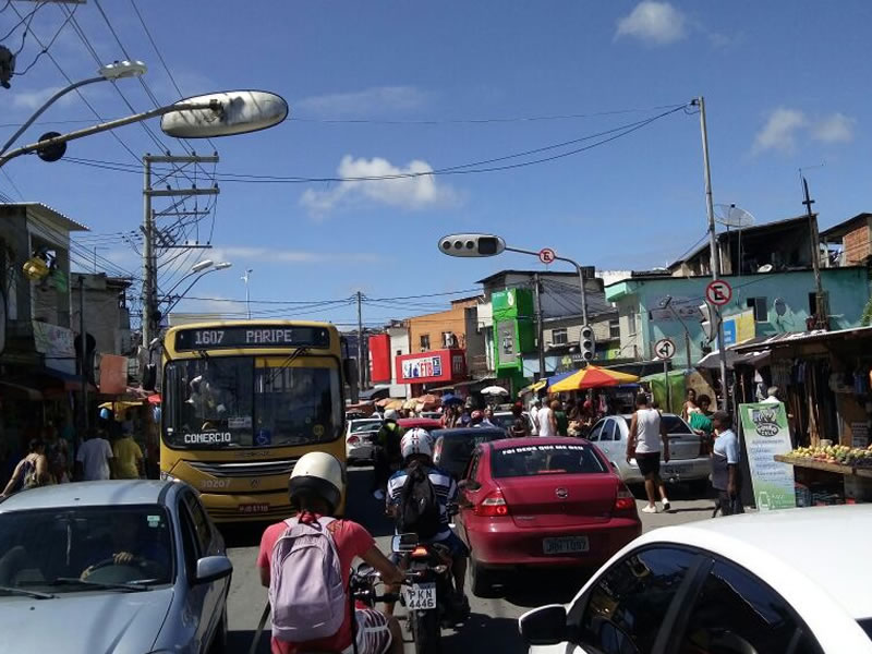 Trânsito fica mais caótico sem o semáforo em Paripe 