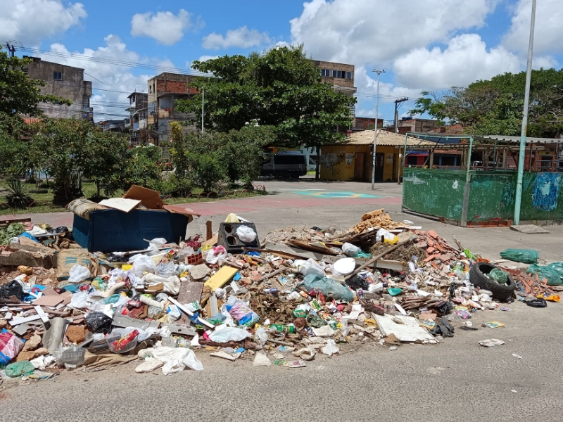 Acúmulo de lixo e entulho na Praça do Sol, em Periperi