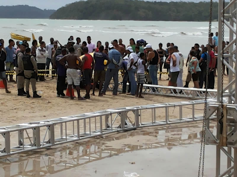Estrutura de palco cai sobre funcionário em São Tomé de Paripe