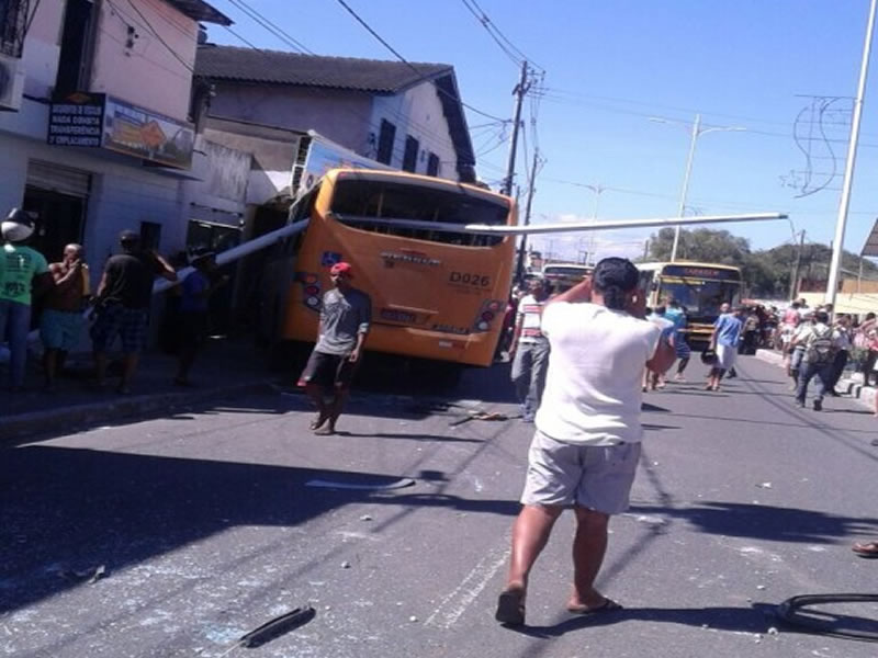 Acidente envolvendo dois ônibus deixa feridos na avenida Suburbana em Periperi