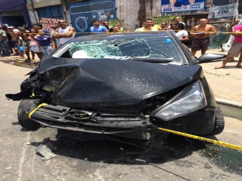 Homem morre após bater carro em poste no Lobato