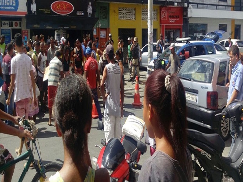 Viatura policial atropela duas pessoas em Paripe