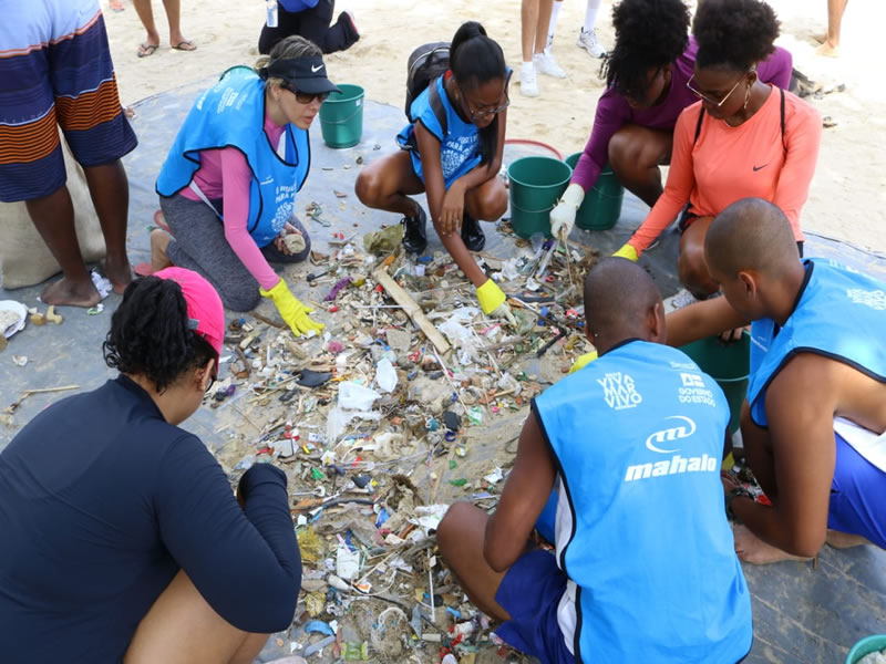 'O Mar Não Está Para Plástico' reúne 200 voluntários na praia de São Tomé de Paripe