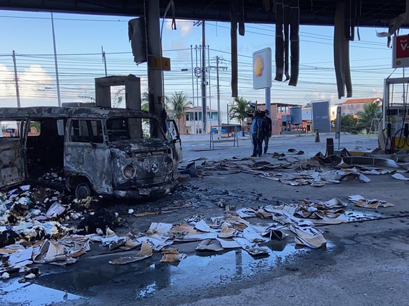 Posto de combustível fica destruído após carro pegar fogo no bairro de Praia Grande