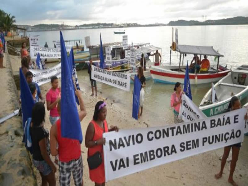 Barqueata chama atenção para poluição de navios na Ilha de Maré