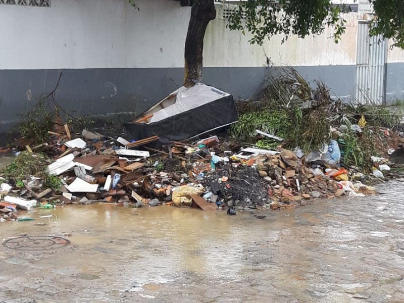 Descarte irregular transforma rua em lixão em Paripe