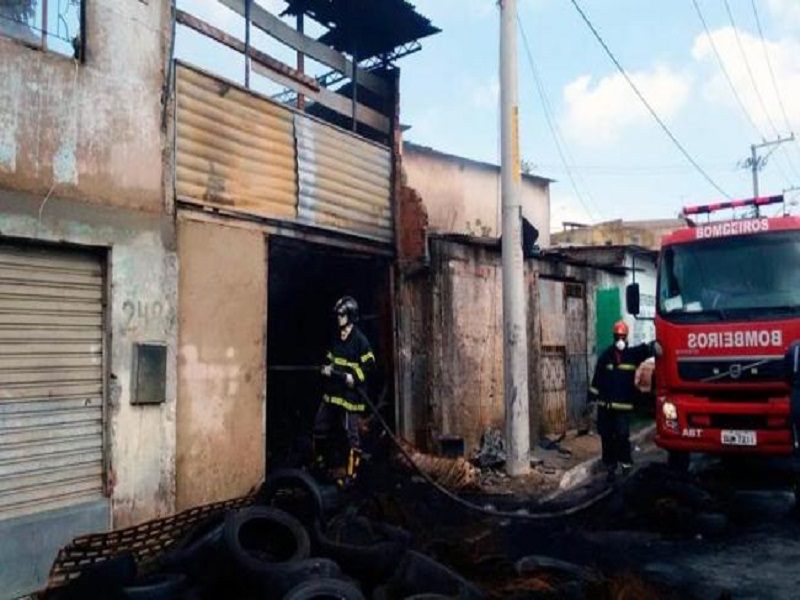 Bombeiros ainda tentam debelar incêndio na borracharia Do Cabeludo, em Paripe