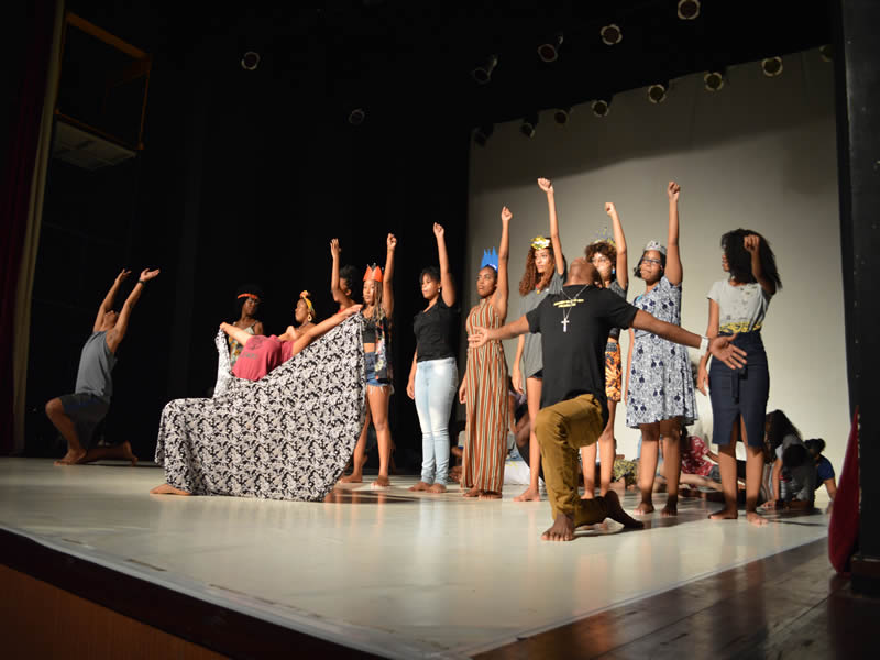 Estudantes homenageiam heroínas negras brasileiras em peça teatral no Centro Cultural de Plataforma