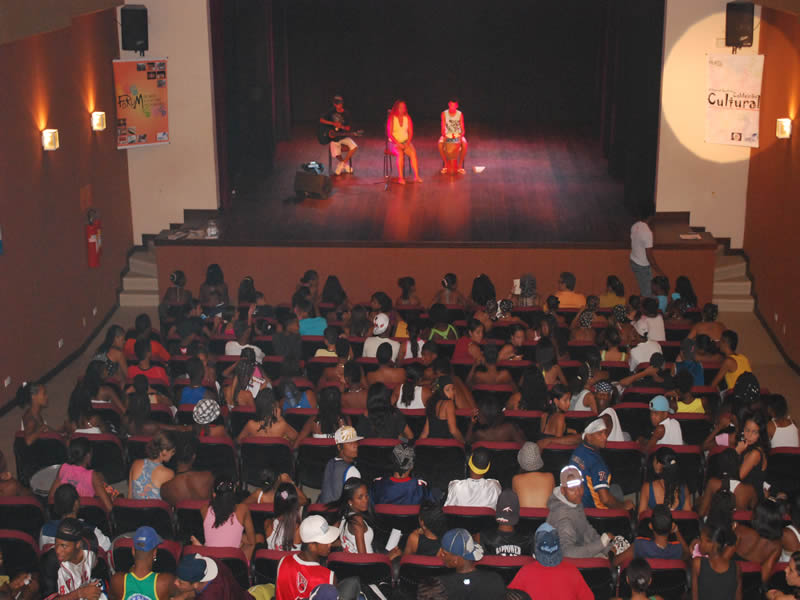Espetáculo África em Nós leva discussão sobre racismo ao Centro Cultural Plataforma