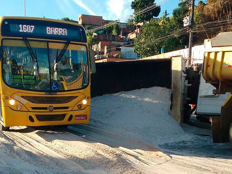 Caçamba com areia tomba e congestiona trânsito na Suburbana