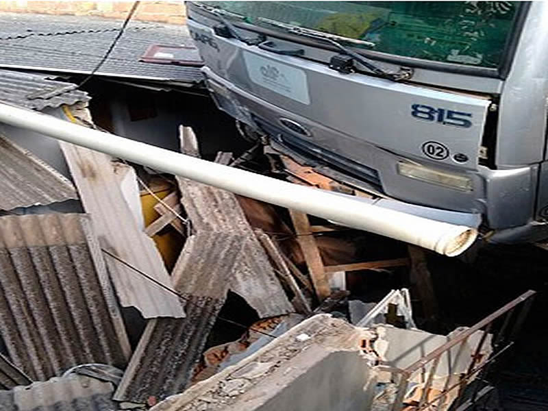 Motorista perde controle e caminhão invade casa na Boa Vista do Lobato