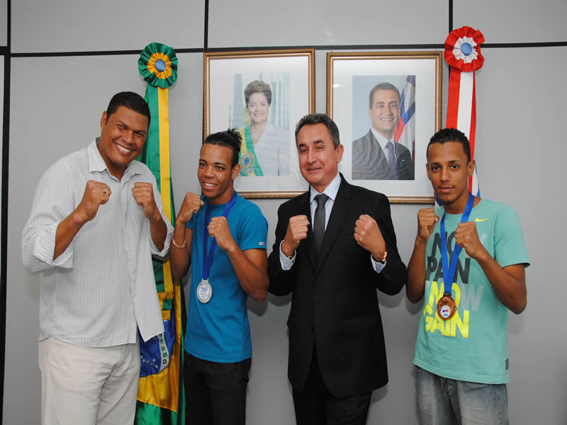 Campeões de boxe da BCS Fazenda Coutos visitam SJDHDS