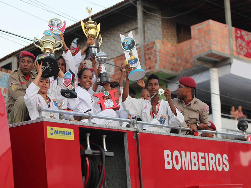 Comunidade do Rio Sena recebe campeões do Karatê do Saber