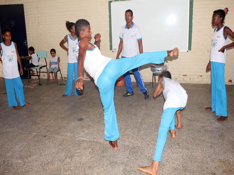 Aulas de capoeira beneficiam mais de 150 alunos em escola de Paripe