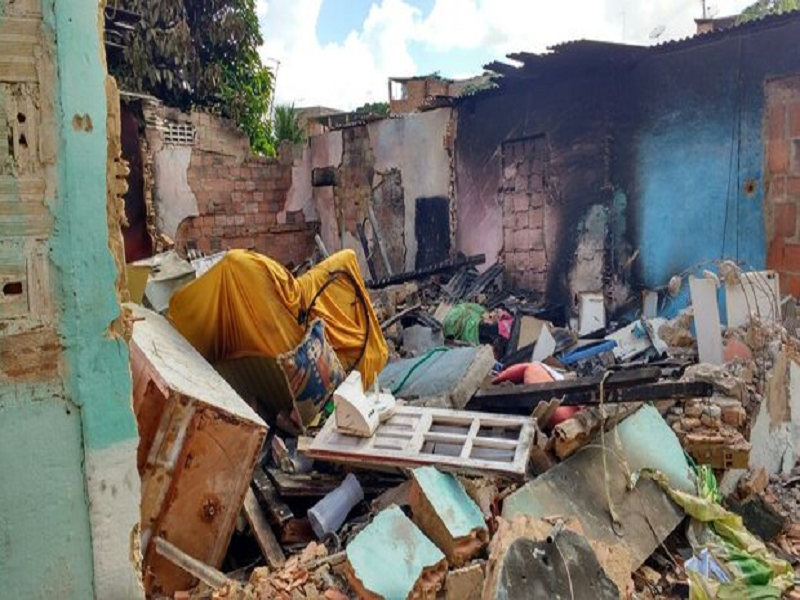 Bebê morre após namorada da mãe incendiar casa em Periperi